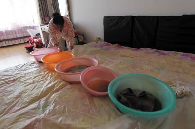 八宿楼上漏水，住户失联，小区没物管，业主维权难！律师来支招……